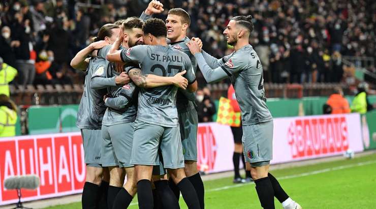 Một bàn phản lưới do lỗi của Axel Witsel (Dortmund), anh nỗ lực ngăn cản một quả tạt của đối phương, nhưng lại xui xẻo làm bóng đổi hướng vào góc thấp bên phải của khung thành đội nhà.