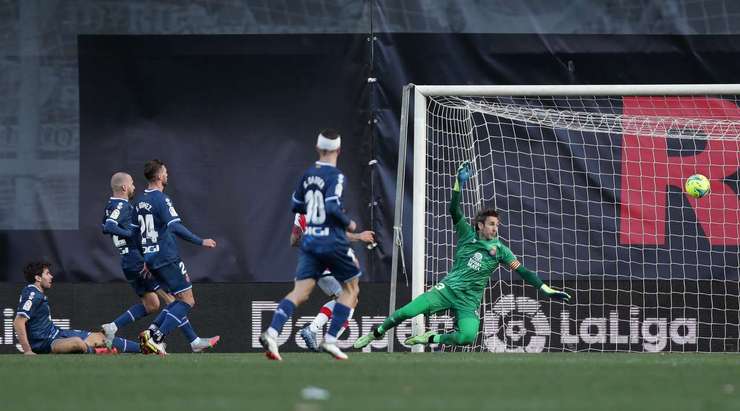 Đó là một bàn phản lưới nhà! Một khoảnh khắc rất đáng tiếc cho Leandro Cabrera (Espanyol), người đã nỗ lực cản phá một quả tạt vào vòng 5m50, nhưng cuối cùng anh lại tự đưa bóng về lưới nhà. Tỉ số là 1:0.