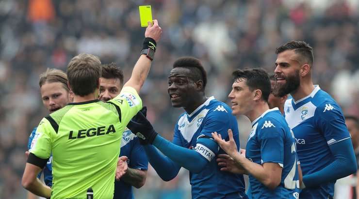 Florian Aye (Brescia) nhận thẻ vàng thứ hai từ trọng tài và anh biết điều gì sẽ xảy ra tiếp theo. Đó là một chiếc thẻ đỏ và trận đấu đã kết thúc với Florian Aye (Brescia).