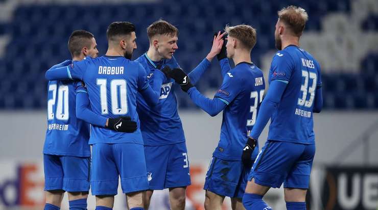 Maximilian Beier (Hoffenheim) đón một đường chuyền tuyệt vời và đột phá qua hàng phòng ngự đối phương trước khi tung ra một cú sút tầm trung, đưa bóng vượt qua thủ môn vào mé trong cột dọc bên trái.