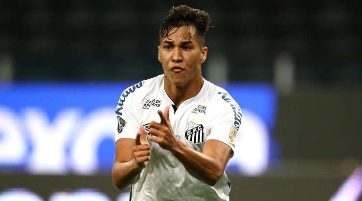 Vào! Kaio Jorge (Santos) nhận bóng trong vòng cấm ở một vị trí rất thuận lợi và dứt điểm. Cú sút của anh đổi hướng khi chạm vào một cầu thủ đối phương, khiến thủ môn Vanderlei bó tay. Tỉ số đã được nâng lên 0:1.