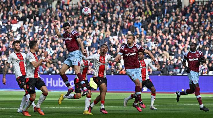 VÀO! Thilo Kehrer cứa bóng từ vị trí đá phạt vào vòng cấm và Nayef Aguerd (West Ham) thoát khỏi người theo kèm để tung một cú đánh đầu xuất sắc, đánh bại thủ môn Gavin Bazunu và đưa bóng vào góc phải mành lưới. Tỉ số là 1:0.