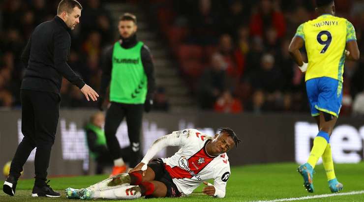 Armel Bella-Kotchap (Southampton) đang nằm sân vì chấn thương và trọng tài đã cho dừng trận đấu để đội ngũ y tế có thể có thể vào sân.