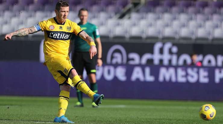 Vào! Juraj Kucka (Parma) sút bóng vào góc thấp bên trái khung thành, vượt qua tầm với của Bartlomiej Dragowski dù thủ môn đã đổ người hết cỡ.