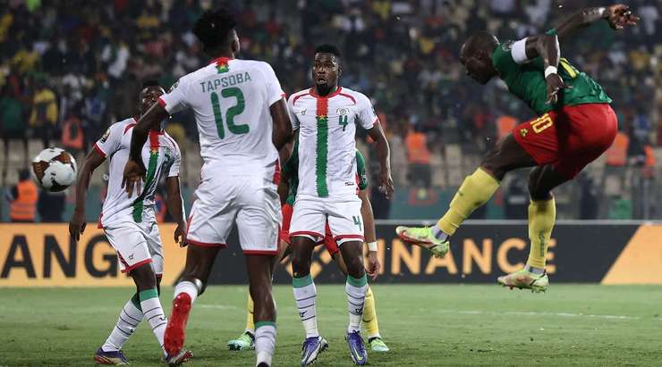VÀO! Bóng được treo vào từ quả phạt góc và Vincent Aboubakar (Cameroon) chạy chỗ rất tốt để tung một cú đánh đầu hoàn hảo vào góc trái cầu môn. Tỉ số của trận đấu đã được nâng lên: 3:2.