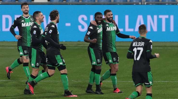 Jeremie Boga (Sassuolo) ghi bàn! Anh ấy đón một đường chuyền của đồng đội và tung một cú sút hoàn hảo từ rìa vòng cấm, đi vào phía trong cột dọc bên phải khung thành, vượt quá tầm với của thủ môn.