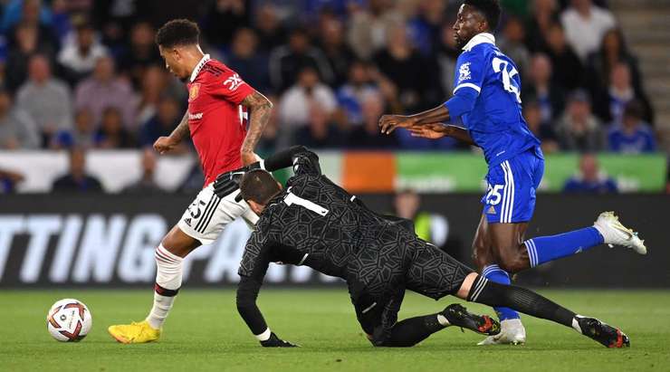 Một bàn thắng đồng đội tuyệt vời! Jadon Sancho (Manchester United) được giải thoát trong vòng cấm bởi Marcus Rashford và không mắc một sai lầm nào với một pha dứt điểm tốt vào góc phải phía dưới. 0:1.