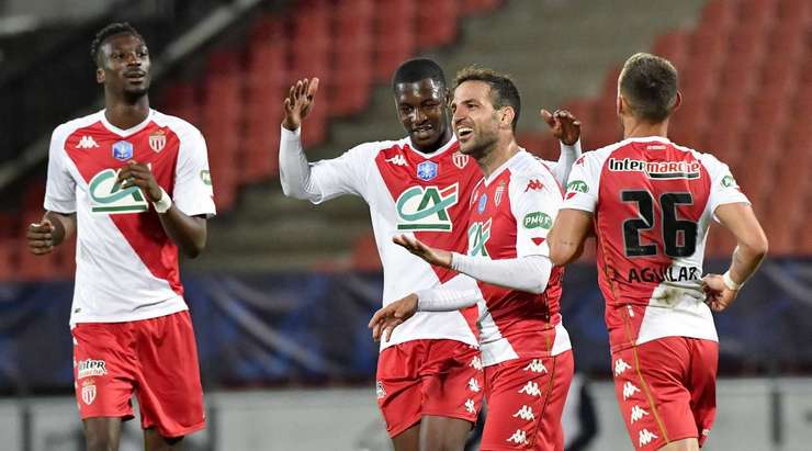 Cesc Fabregas (Monaco) trình diễn khả năng đá phạt xuất sắc của mình, từ một cự ly mà anh đã quá quen thuộc. Đó là một cú sút hoàn hảo, đưa bóng vào sát mé trong cột dọc bên trái.