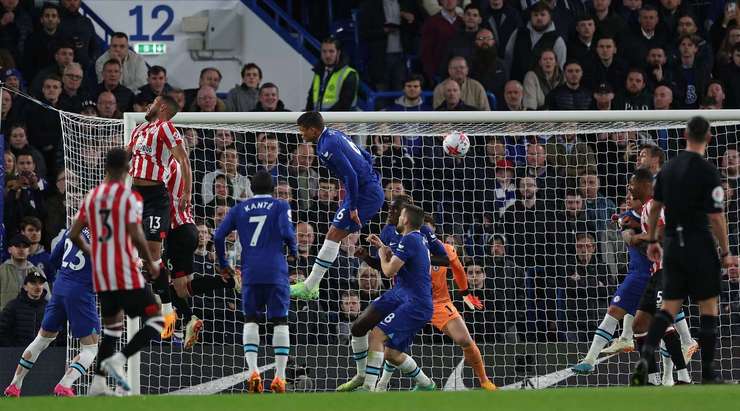 Cesar Azpilicueta (Chelsea) ghi một bàn phản lưới xui xẻo sau khi anh vô tình làm đổi hướng một cú sút.