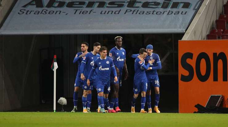 Benito Raman (Schalke) rê bóng vào vòng cấm và tung cú sút chìm vào thấp bên trái khung thành. Thủ môn đã không có cơ hội nào để cản phá. Một tình huống độc diễn xuất sắc.