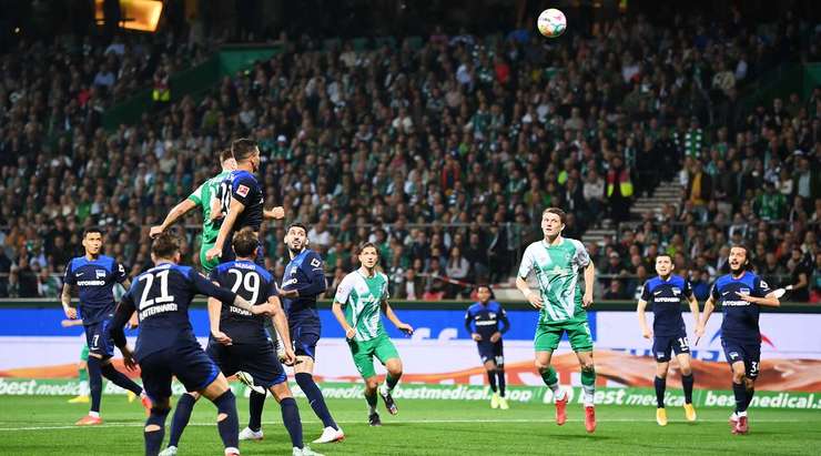 Niclas Fullkrug (Werder Bremen) nhận một đường tạt bóng và ghi bàn bằng một cú đánh đầu chuẩn xác vào góc cao bên trái khung thành!