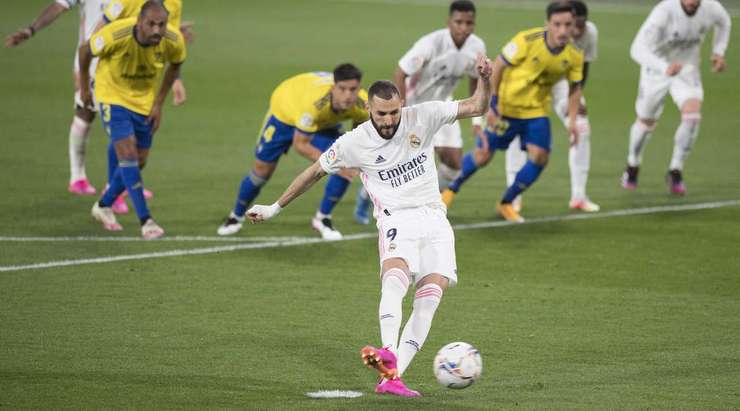 VÀO! Đó là một cú sút phạt đền tuyệt vời của Karim Benzema (Real Madrid) về phía góc thấp bên trái khung thành, không có một chút cơ hội nào cho thủ môn Jeremias Ledesma để cản phá!