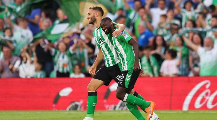 Bóng bật ra và đến chân của Youssouf Sabaly (Betis) ở ngay bên ngoài vòng cấm. Anh không hề do dự và tung một cú sút tuyệt vời vào góc cao bên trái khung thành. Pha dứt điểm đi ra ngoài tầm với của thủ môn Stole Dimitrievski và tỉ số đã được thay đổi thành 1:0.