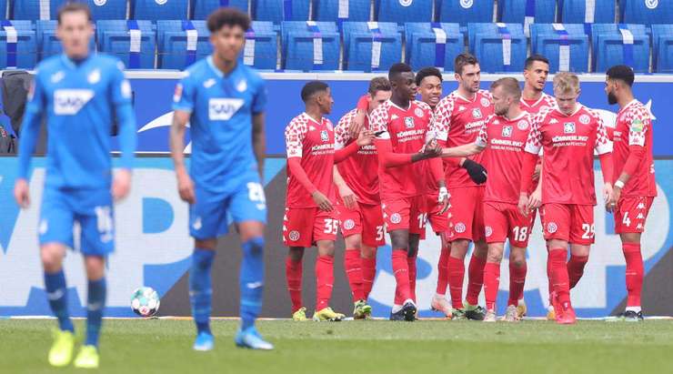Đó là một bàn thắng! Tỉ số được nâng lên 1:2. Dominik Kohr (Mainz) nhảy lên cao nhất để đón quả tạt hoàn hảo từ Jean-Paul Boetius và tung một cú đánh đầu từ cự li gần vào góc phải khung thành. Thủ môn Oliver Baumann đã hoàn toàn bó tay.