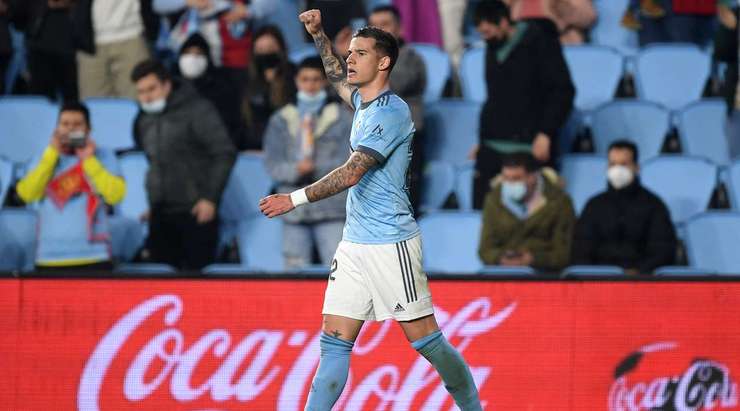 Vào! Santi Mina (Celta Vigo) có đủ khoảng trống trong vòng cấm để đón một đường chuyền từ Iago Aspas và dứt điểm chìm gọn gàng vào ngay giữa mành lưới. 2:0.