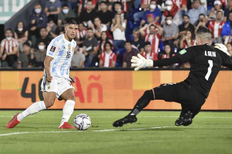 Joaquin Correa (Argentina) suýt nữa ghi bàn. Anh ấy đón một đường chuyền trong vòng cấm, và lẽ ra phải dứt điểm tốt hơn thay vì sút thẳng vào thủ môn Antony Silva.