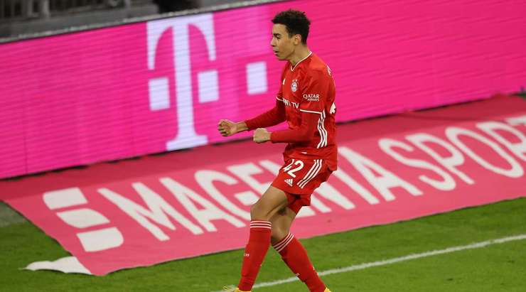 Vào! Tình huống phối hợp nhịp nhàng ở ngoài rìa vòng cấm với Kingsley Coman mở ra cho Jamal Musiala (Bayern Munich) một cơ hội ghi bàn mười mươi. Anh không làm đồng đội thất vọng khi đánh bại thủ môn đối phương với một cú sút đi thẳng vào góc thấp bên phải khung thành. Tỉ số là 1:1.