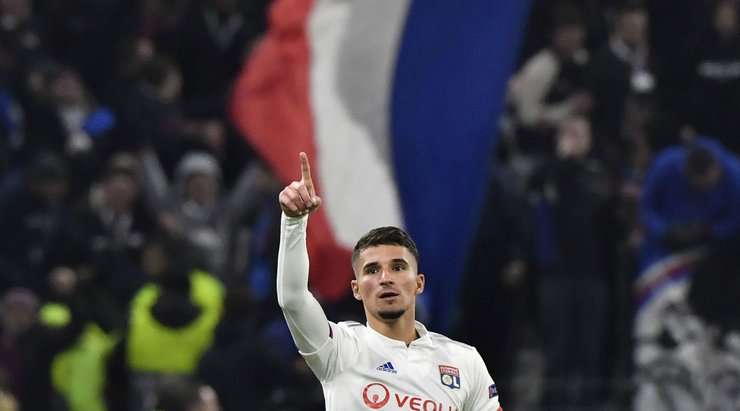 Houssem Aouar (Lyon) thực hiện pha chạm một tuyệt vời để kiểm soát một đường chuyền sắc bén tại rìa vòng cấm và cứa bóng vào phía trong cột dọc bên phải theo đúng phong cách sở trường của mình!