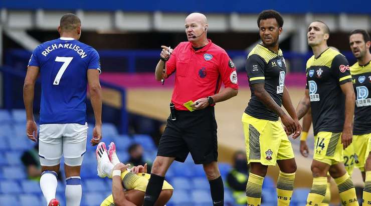 Một chiếc thẻ vàng xứng đáng. Cú tắc bóng của Richarlison (Everton) là khá thô bạo và trọng tài Lee Mason đã không do dự rút ra một chiếc thẻ vàng cho anh ấy.