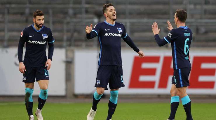 Vào! Stevan Jovetic (Hertha Berlin) len lỏi qua các cầu thủ đối phương trước khi tung một cú sút tuyệt diệu từ rìa vòng cấm vào góc cao bên phải mành lưới. Thủ môn Florian Muller đã không có cơ hội nào để chạm vào quả bóng. Tỉ số là 2:1.