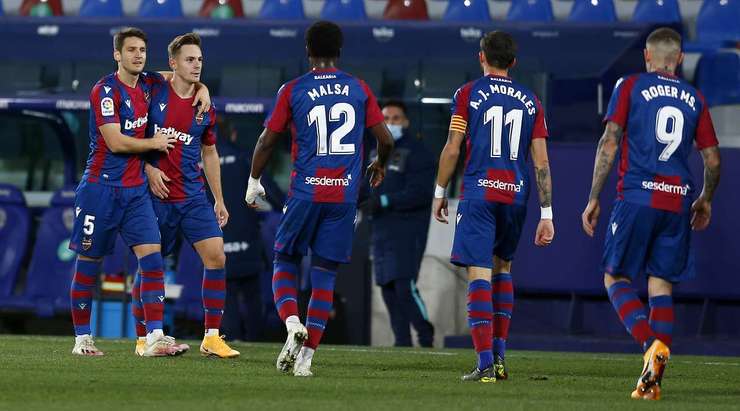 Vào! Jorge de Frutos thể hiện nhãn quan tuyệt vời của mình với đường chuyền sắc sảo cho Daniel Gomez Alcon (Levante), người đã rất bình tĩnh sút bóng vào góc phải phía dưới. Tỉ số là 1:0.