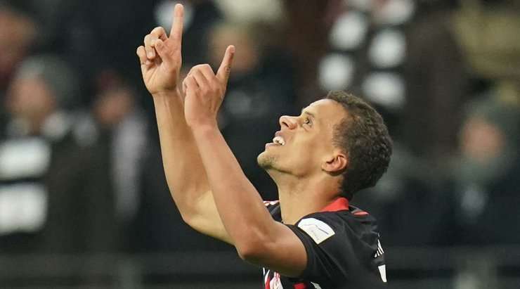 Timothy Chandler (Eintracht Frankfurt) đón bóng từ quả phạt góc trước đó và tung cú đánh đầu chuẩn xác vào góc cao bên trái trong sự ngỡ ngàng của thủ môn. Các cầu thủ đối phương đang nhìn nhau, dường như họ chưa kịp hiểu chuyện gì đã xảy ra. Ai sẽ là người chịu trách nhiệm? Timothy Chandler (Eintracht Frankfurt) đã có lý do để ăn mừng!