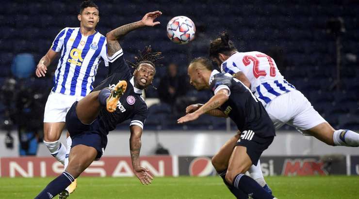Vào rồi! Sergio Oliveira (FC Porto) bức tốc vào vòng cấm và chọn đúng điểm rơi sau đường căng ngang của Moussa Marega trước khi dứt điểm cận thành đẹp mắt vào góc trái khung thành. Tỉ số là 2:0.