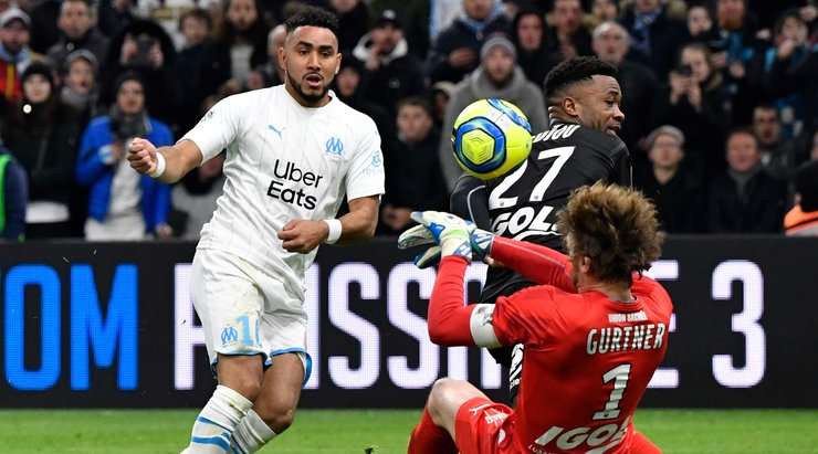 Dimitri Payet (Marseille) đi bóng lắt léo vào vòng cấm và sút bóng vào chính giữa khung thành. Thủ môn đã phản ứng một cách tuyệt vời và ngăn chặn pha dứt điểm vừa rồi.