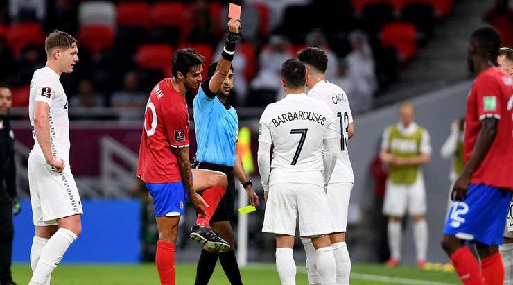 THẺ ĐỎ! Kosta Barbarouses (New Zealand) có vẻ như không thể tin vào mắt mình khi anh nhận được quyết định của trọng tài sau khi xem lại băng ghi hình.