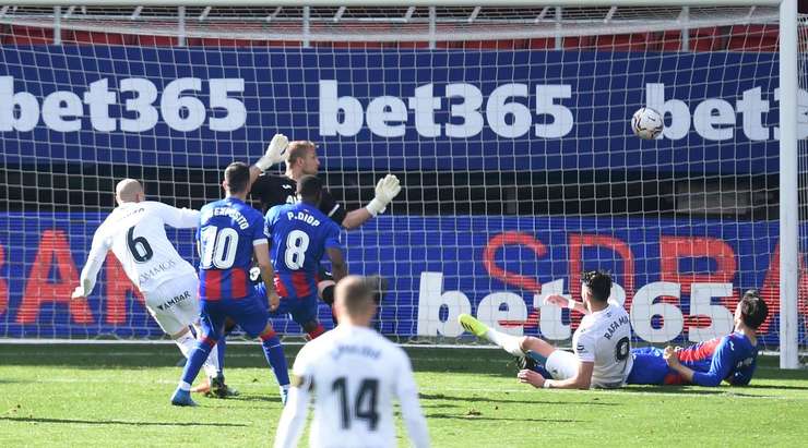 Pablo Maffeo thực hiện một quả tạt bổng chính xác vào vòng cấm. Sandro Ramirez (Huesca) đón bóng và dứt điểm nhanh vào góc cao bên phải khung thành. Thủ môn đã không có cơ hội nào để cản phá! Tỉ số đã được thay đổi thành: 0:1.