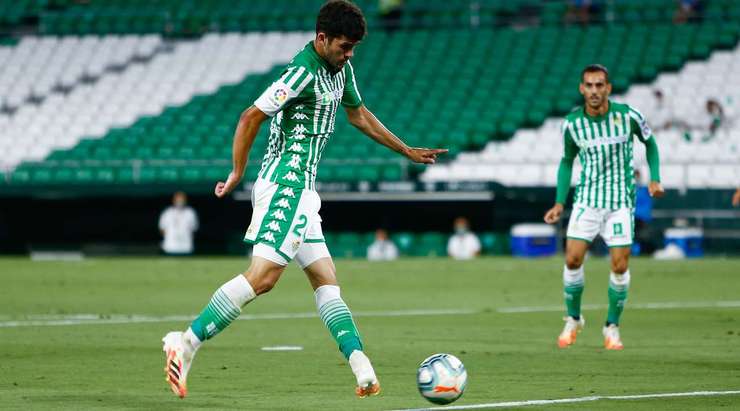 Loren thực hiện một đường chuyền gọn gàng rất đúng tầm di chuyển của Carles Alena (Betis), người đã rất sẵn sàng và tung một cú sút chìm căng như kẻ chỉ, đưa bóng đi trúng cột dọc bên trái vào lưới! Tỉ số là 3:0.