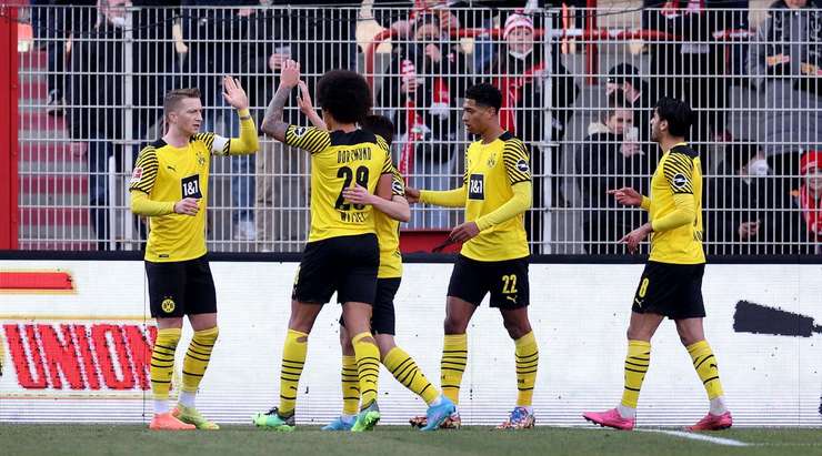 Marco Reus (Dortmund) nhận một đường chuyền thú vị trong vòng cấm và làm tung lưới một cú sút chìm hoàn hảo vào chính giữa khung thành. Một pha dứt điểm lạnh lùng!