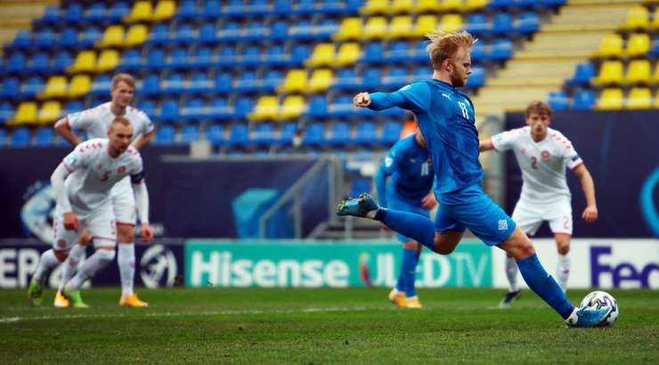 Sveinn Aron Gudjohnsen (Iceland) không đánh bại được thủ môn từ chấm phạt đền với cú sút vào phía trong cột dọc bên phải. Oliver Christensen đã đoán được ý đồ của đối thủ và đổ người cản phá thành công.