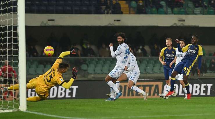 Vào! Adrien Tameze (Verona) nhận bóng trong vòng cấm ở một vị trí rất thuận lợi và dứt điểm. Cú sút của anh đổi hướng khi chạm vào một cầu thủ đối phương, khiến thủ môn Guglielmo Vicario bó tay. Tỉ số đã được nâng lên 2:1.