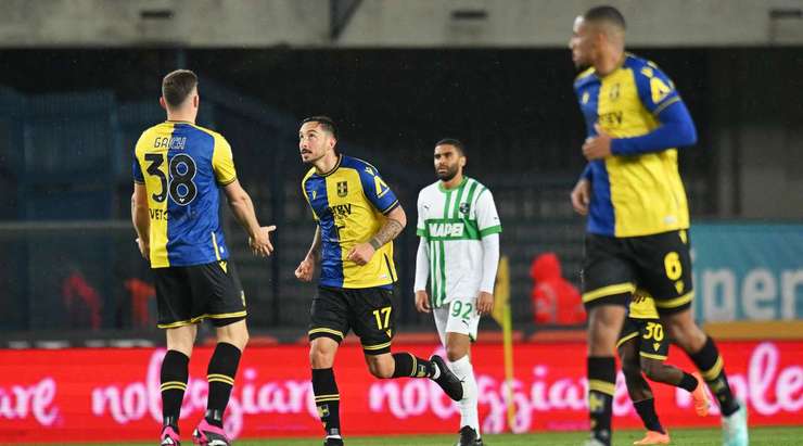 Vào! Bóng được treo vào vòng cấm từ quả phạt góc và tìm đến đầu của Federico Ceccherini (Verona), người đã nhảy cao nhất và thử vận may với một cú đánh đầu từ gần chấm phạt đền. Pha dứt điểm có đủ lực và đủ chính xác để đi vào sát mé trong cột dọc bên trái. Tỉ số của trận đấu đã được cập nhật: 1:1.