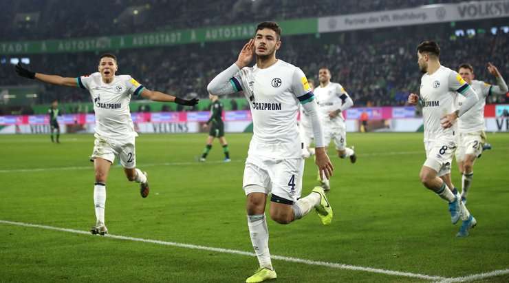 Vào! Ozan Kabak (Schalke) dễ dàng đệm bóng vào lưới trống từ một cự ly gần, sau khi một cú sút đã đập vào một người hậu vệ và quả bóng bật ra. Tỉ số là 0:1.