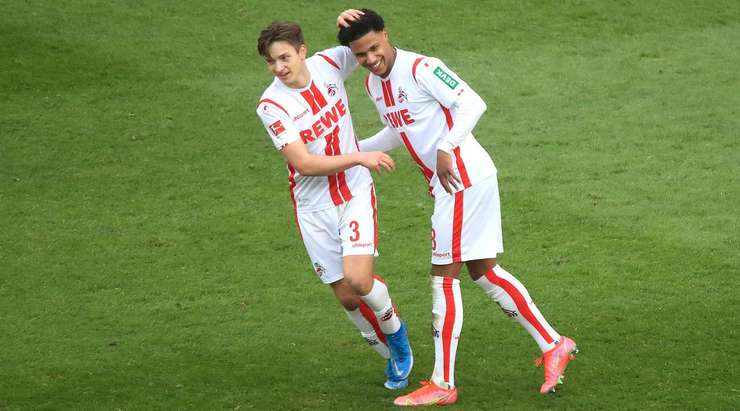 Ismail Jakobs (Köln) nhận đường chuyền từ đồng đội và anh không hề do dự tung một cú sút không thể cản phá vào góc cao bên trái khung thành.