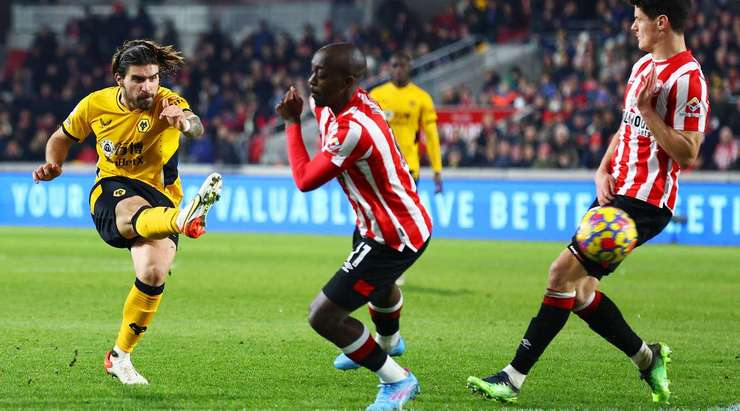 Vào! Joao Moutinho chuyền cho Ruben Neves (Wolves) tại rìa vòng cấm và anh ấy tìm đến góc phải phía dưới với một pha dứt điểm tuyệt vời. Tỉ số là 1:2.