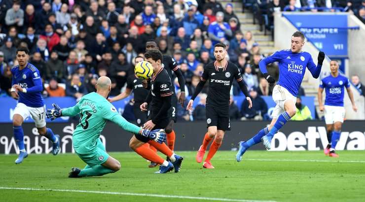 Jamie Vardy (Leicester) đón một đường chuyền chính xác và đối mặt với thủ môn. Anh sút bóng chìm về phía bên phải khung thành, nhưng Wilfredo Caballero đã đổ người nhanh như sóc để ngăn chặn cú sút của anh.