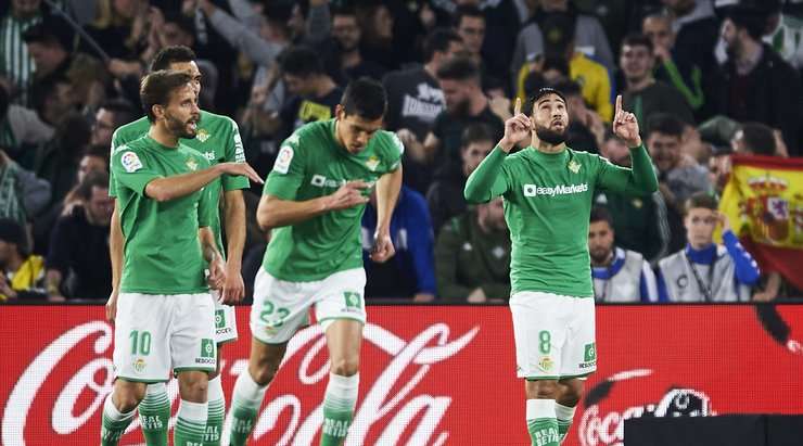 Nabil Fekir (Betis) khống chế bóng gọn gàng từ một đường chuyền sắc sảo tại rìa vòng cấm và tung cú sút căng vào vào góc thấp bên phải khung thành, theo một phong cách đã thành thương hiệu của anh.