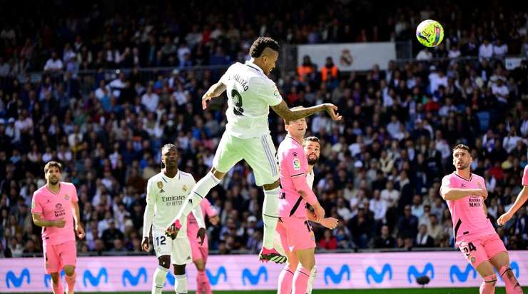 Eder Militao (Real Madrid) bật lên đón một quả tạt tốt và tung một cú đánh đầu đẹp mắt vào nóc lưới. Thủ môn đã không có cơ hội để cản phá.