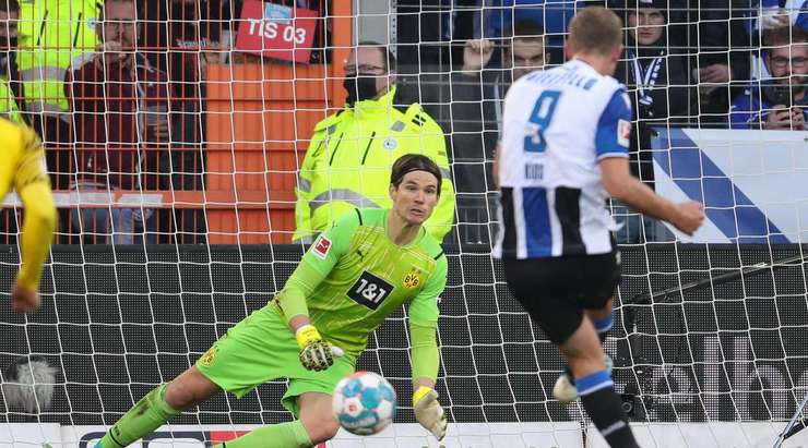 Vào! Fabian Klos (Arminia Bielefeld) giành chiến thắng trên chấm phạt đền bằng một cú sút không thể cản phá, vượt qua tầm với của thủ môn Marwin Hitz vào góc thấp bên phải.