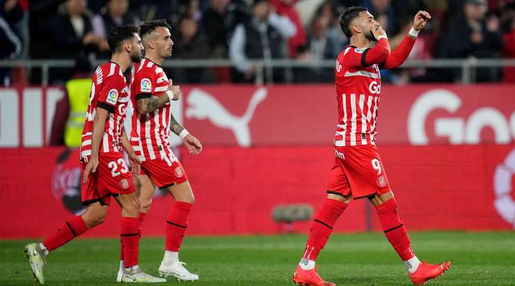 Vào! Valentin Castellanos (Girona) giành chiến thắng trên chấm phạt đền bằng một cú sút không thể cản phá, vượt qua tầm với của thủ môn Stole Dimitrievski vào chính giữa khung thành.
