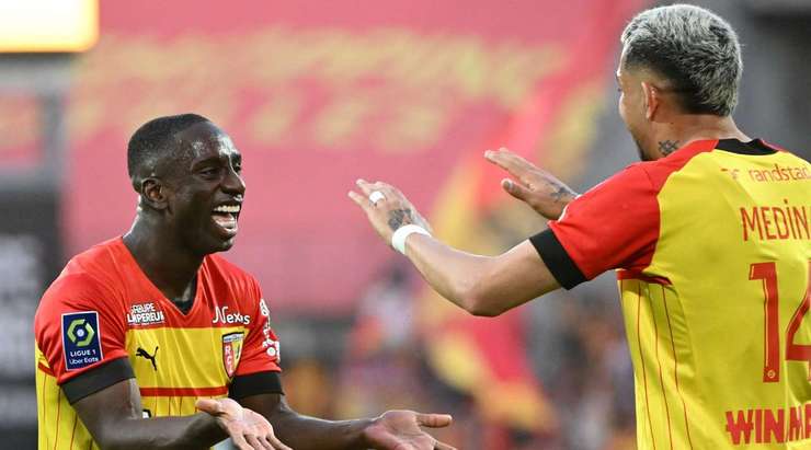 Vào! Adrien Thomasson treo một đường bóng sắc sảo vào vòng cấm theo hướng di chuyển của Deiver Machado (Lens). Cầu thủ này bật lên rất cao để tung một cú đánh đầu căng như kẻ chỉ từ giữa vòng cấm vào góc trái khung thành. Thủ môn Francois-Joseph Sollacaro đã không có cơ hội nào để cản phá. 1:0!