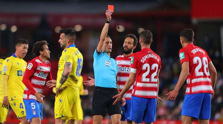 Một phản ứng ngớ ngẩn của Domingos Duarte (Granada CF) và hậu quả là anh đã phải nhận một tấm thẻ đỏ đích đáng.