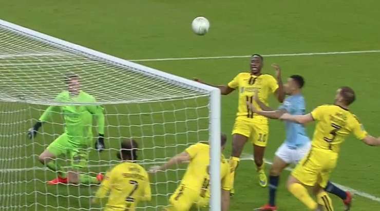 Bóng bật ra ngay trước khung thành và Gabriel Jesus (Manchester City) đánh đầu thành bàn.