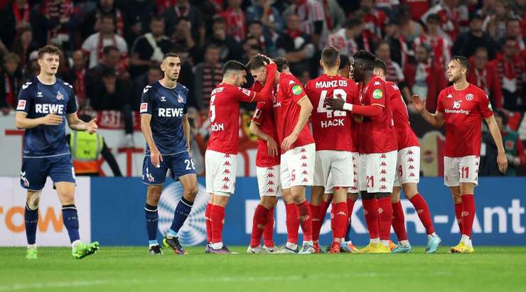 Một cú sút tuyệt đẹp! Anton Stach (Mainz) đón đường chọc khe chuẩn xác của Jae-Sung Lee và tung một cú sút không thể cản phá từ rìa vòng cấm vào góc thấp bên trái khung thành. Một bàn thắng tuyệt vời. Tỉ số bây giờ là 3:0.