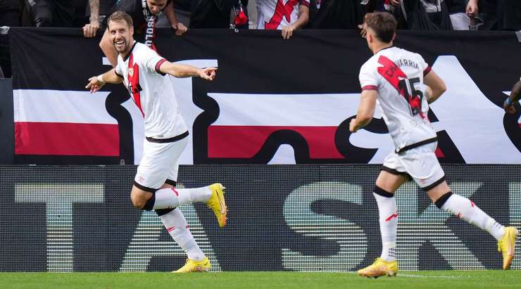 Vào! Quả phạt góc trước đó được treo vào vòng cấm và Florian Lejeune (Rayo Vallecano) sút bóng vào lưới sau pha kiến tạo bằng đầu của Sergio Camello. 5:1.