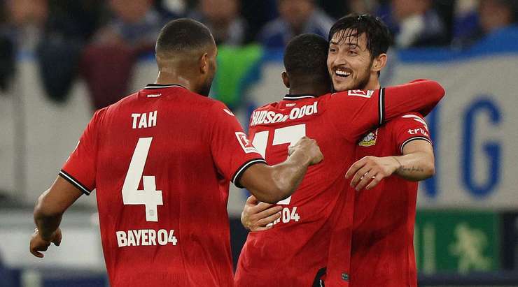 Vào – 0:3! Moussa Diaby thực hiện một đường chuyền bổng chuẩn xác vào trong vòng cấm, nơi Sardar Azmoun (Bayer Leverkusen) bật cao hơn các hậu vệ đối phương ở gần chấm phạt đền để đánh đầu thẳng vào góc trái khung thành.