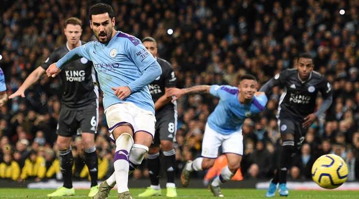 Vào! Kasper Schmeichel đã chạm được những đầu ngón tay vào bóng sau cú sút của Ilkay Gundogan (Manchester City), nhưng chừng đó thôi không đủ ngăn trái bóng đi vào góc thấp bên phải khung thành.